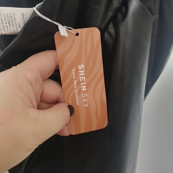 SHEIN black faux leather plus size pants - Picture 5 of 6